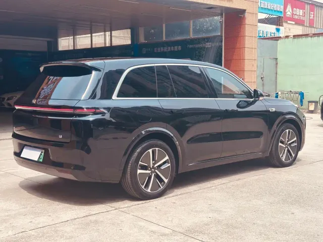 Li Auto L8 — Фото автомобиля 4