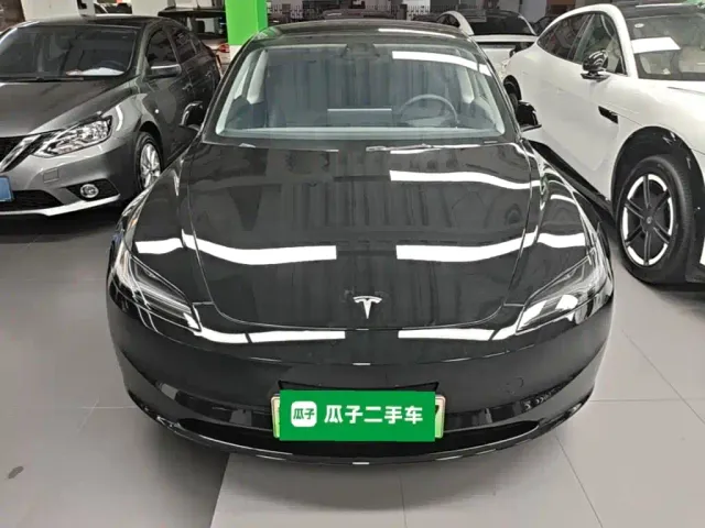Tesla Model 3 — Фото автомобиля 2
