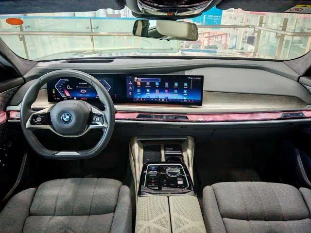 BMW i7 — Фото автомобиля 9