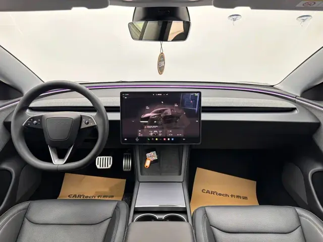Tesla Model 3 — Фото автомобиля 10