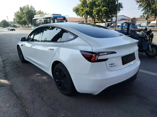 Tesla Model 3 — Фото автомобиля 4