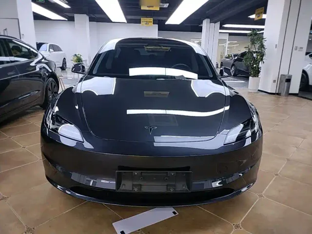 Tesla Model 3 — Фото автомобиля 2