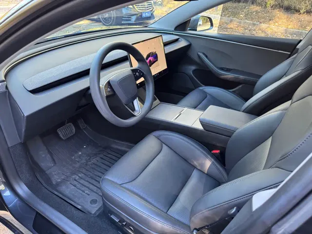 Tesla Model 3 — Фото автомобиля 10
