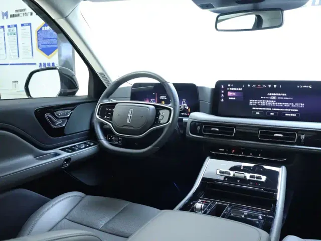 Lincoln Aviator — Фото автомобиля 14