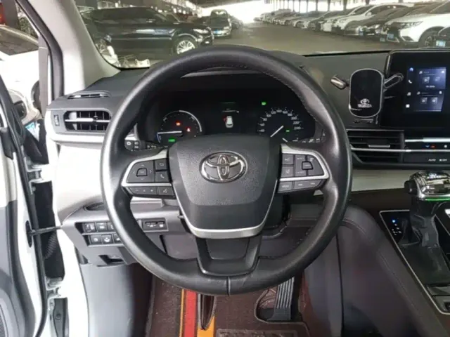 Toyota Sienna — Фото автомобиля 10