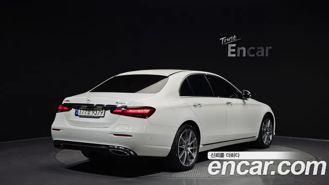 Mercedes-Benz E-Class — Фото автомобиля 2