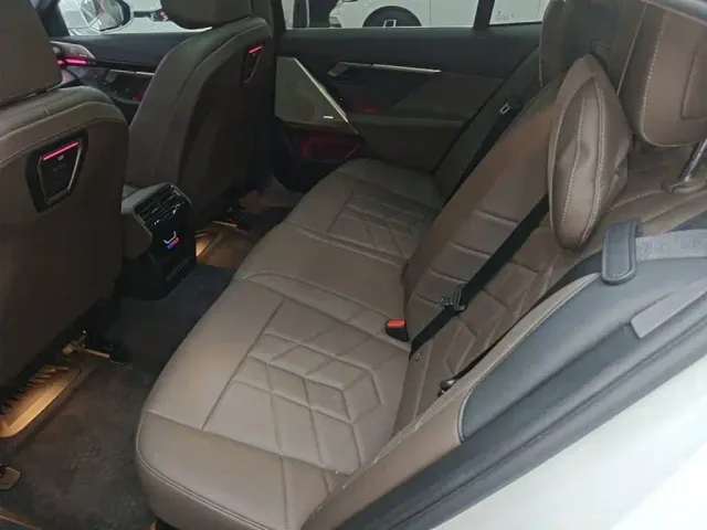 BMW 5 Series — Фото автомобиля 16