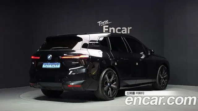 BMW iX — Фото автомобиля 2