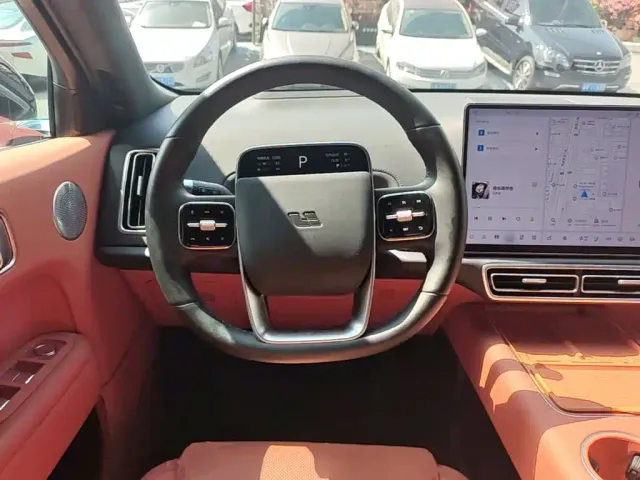 Li Auto L8 — Фото автомобиля 10
