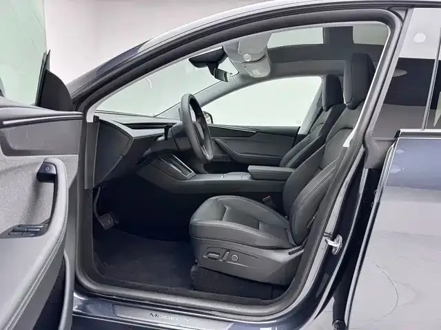 Tesla Model Y — Фото автомобиля 11