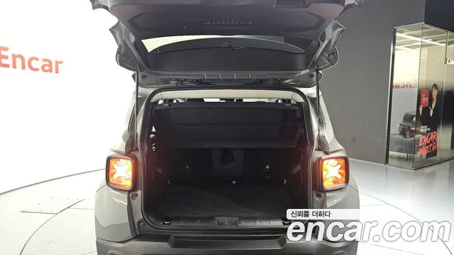 Jeep Renegade — Фото автомобиля 15