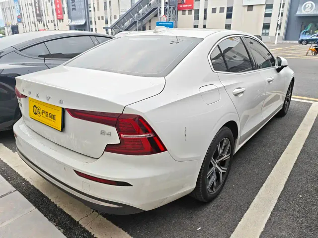 Volvo S60 — Фото автомобиля 5