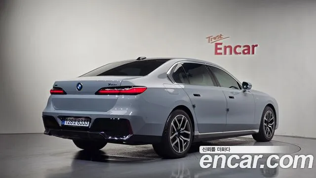 BMW 7-Series 7 серия (G70) 740i xDrive M Sport — Фото автомобиля 2