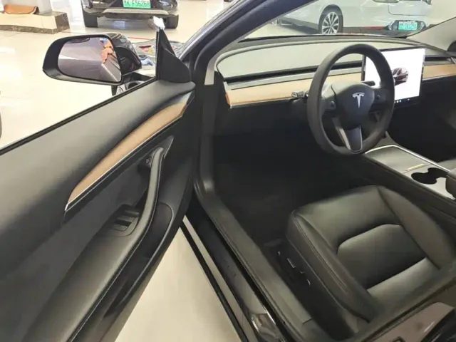 Tesla Model 3 — Фото автомобиля 15