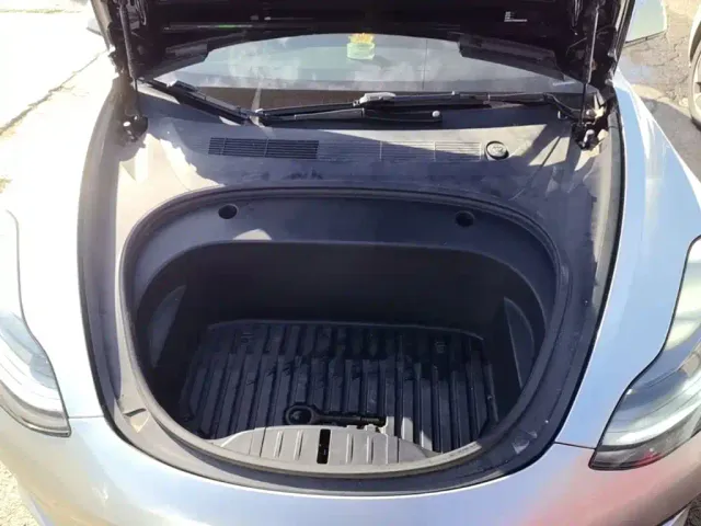 Tesla Model 3 — Фото автомобиля 19