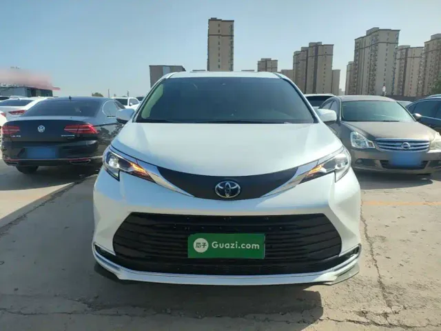Toyota Sienna — Фото автомобиля 2