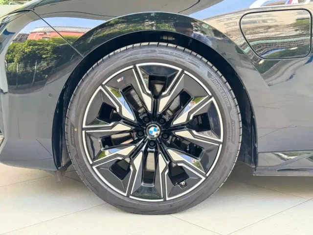 BMW i7 M70L — Фото автомобиля 9