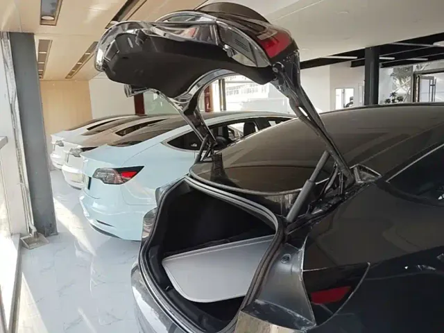 Tesla Model 3 — Фото автомобиля 18