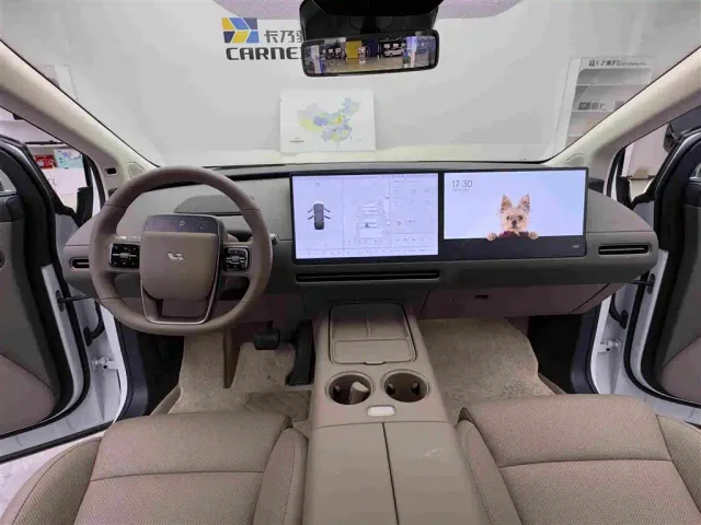 Li Auto i8 — Фото автомобиля 12