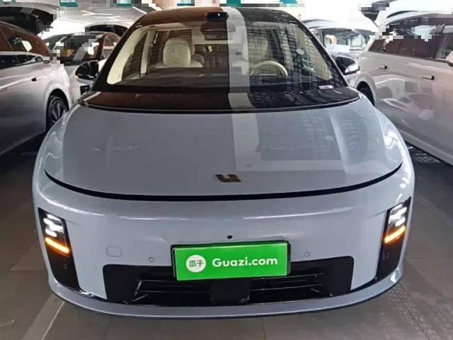 Li Auto i8 — Фото автомобиля 2