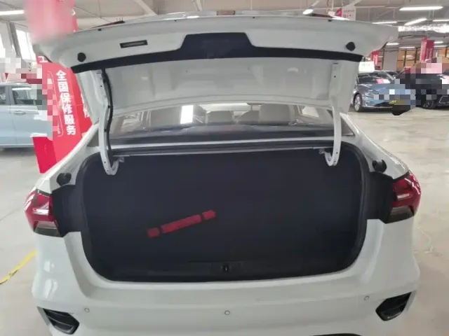 Roewe i5 — Фото автомобиля 18