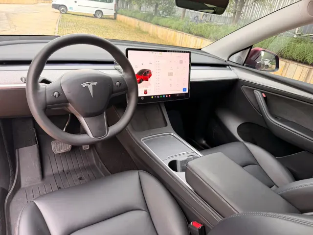 Tesla Model Y — Фото автомобиля 22