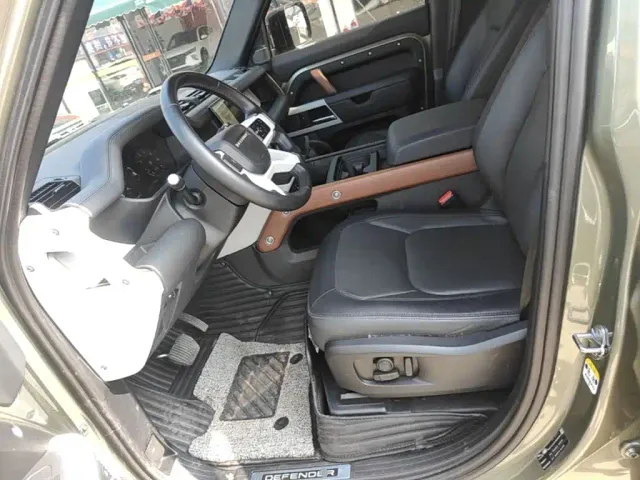 Land Rover Defender — Фото автомобиля 14