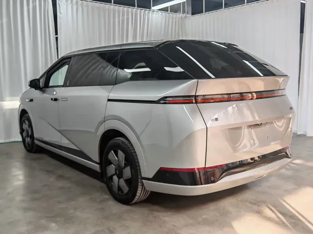 Xpeng X9 — Фото автомобиля 4