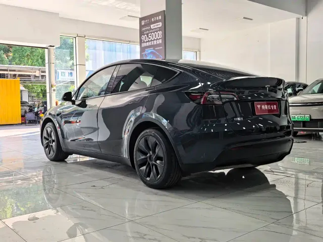 Tesla Model Y — Фото автомобиля 13