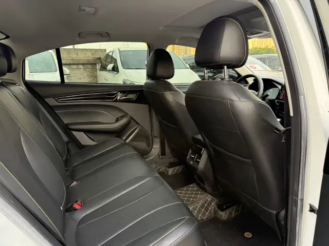 Roewe i5 — Фото автомобиля 9