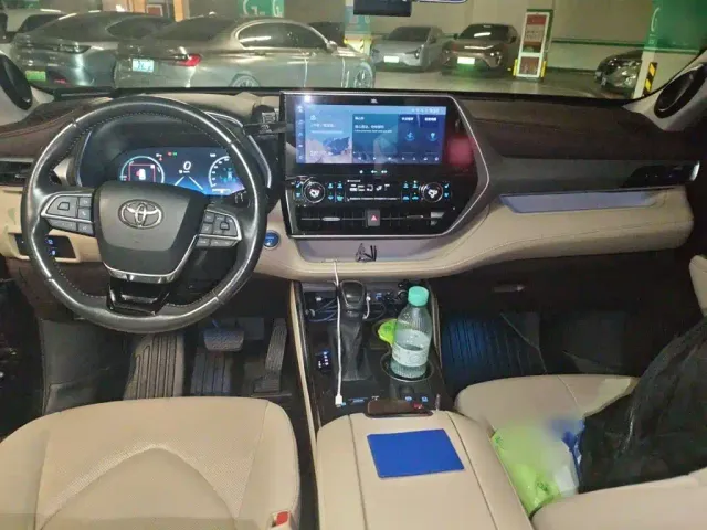 Toyota Highlander — Фото автомобиля 12