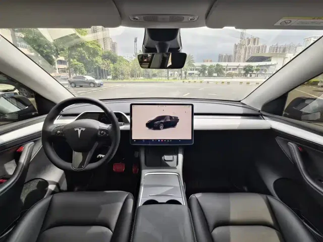 Tesla Model Y — Фото автомобиля 12