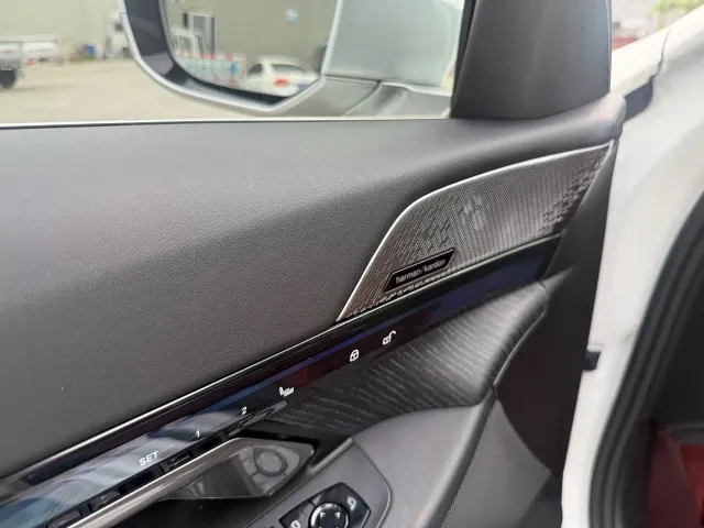 BMW i5 — Фото автомобиля 10