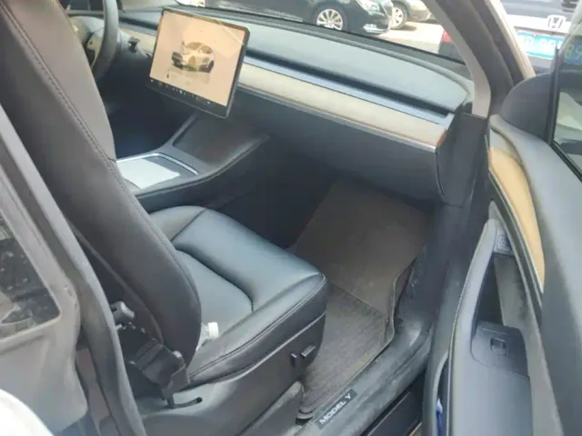 Tesla Model Y — Фото автомобиля 8