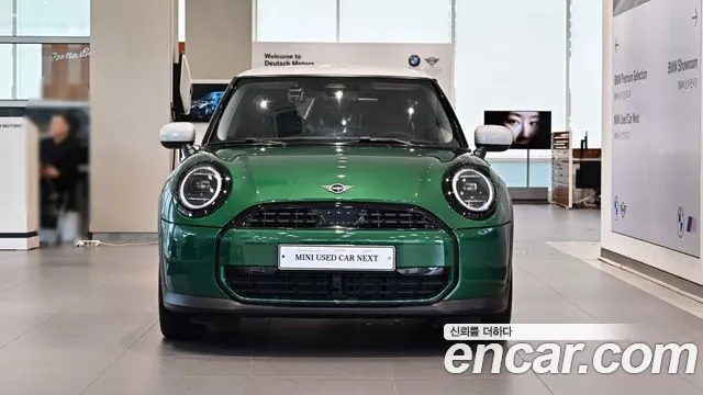 MINI Cooper Generation 4 — Фото автомобиля 2