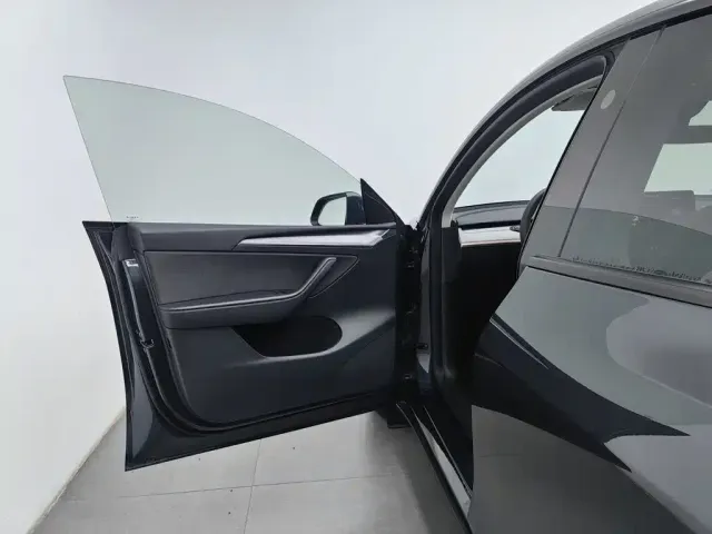 Tesla Model Y — Фото автомобиля 8