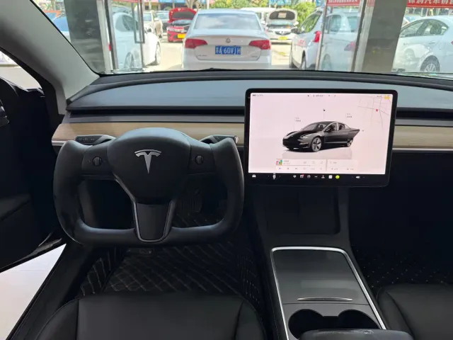 Tesla Model 3 — Фото автомобиля 12