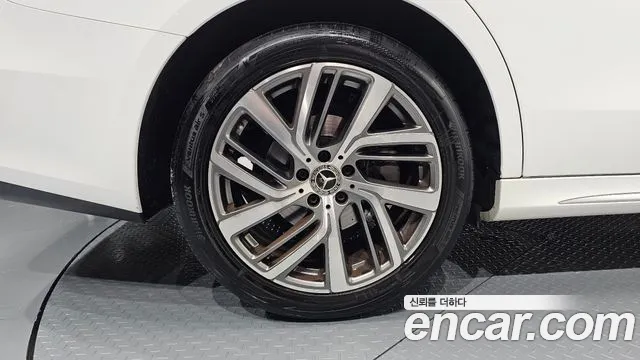 Mercedes-Benz E-Class — Фото автомобиля 5
