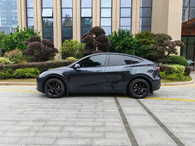 Tesla Model Y — Фото автомобиля 6