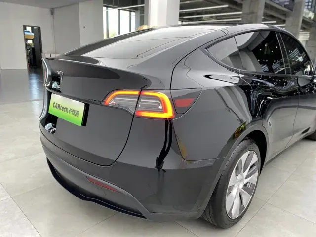Tesla Model Y — Фото автомобиля 12