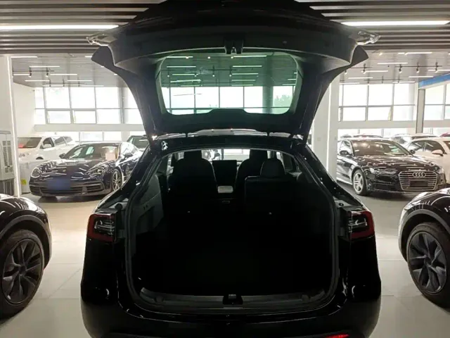 Tesla Model Y — Фото автомобиля 18