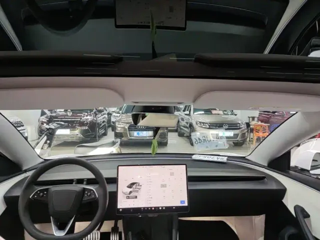 Tesla Model 3 — Фото автомобиля 17