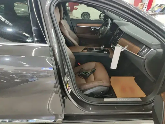 Volvo S90 — Фото автомобиля 24