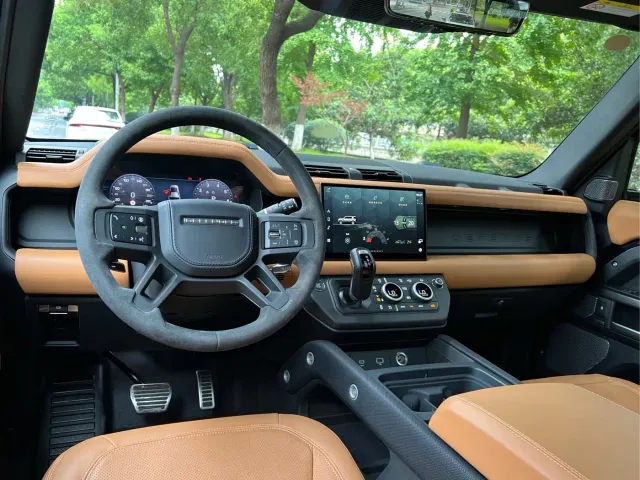 Land Rover Defender — Фото автомобиля 10
