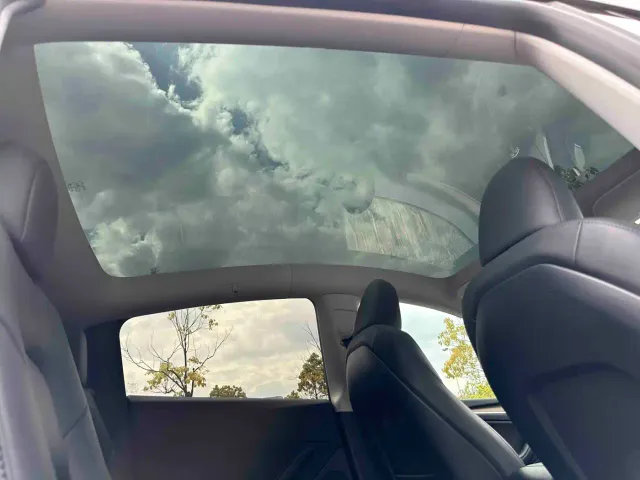 Tesla Model Y — Фото автомобиля 8