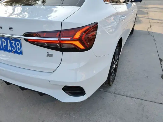 Roewe i5 — Фото автомобиля 7