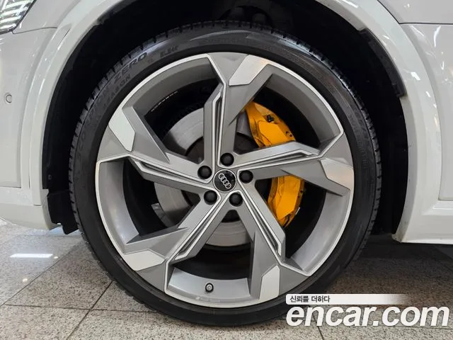 Audi e-tron — Фото автомобиля 5
