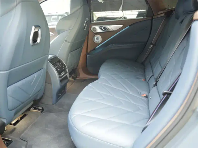 BMW XM — Фото автомобиля 9
