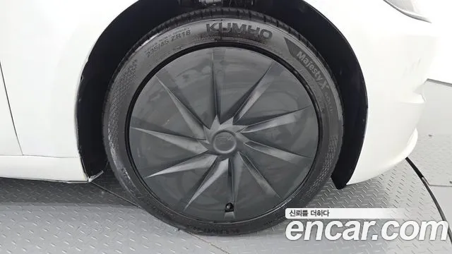 Tesla Model 3 — Фото автомобиля 21