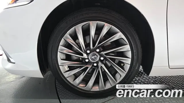 Lexus ES — Фото автомобиля 3